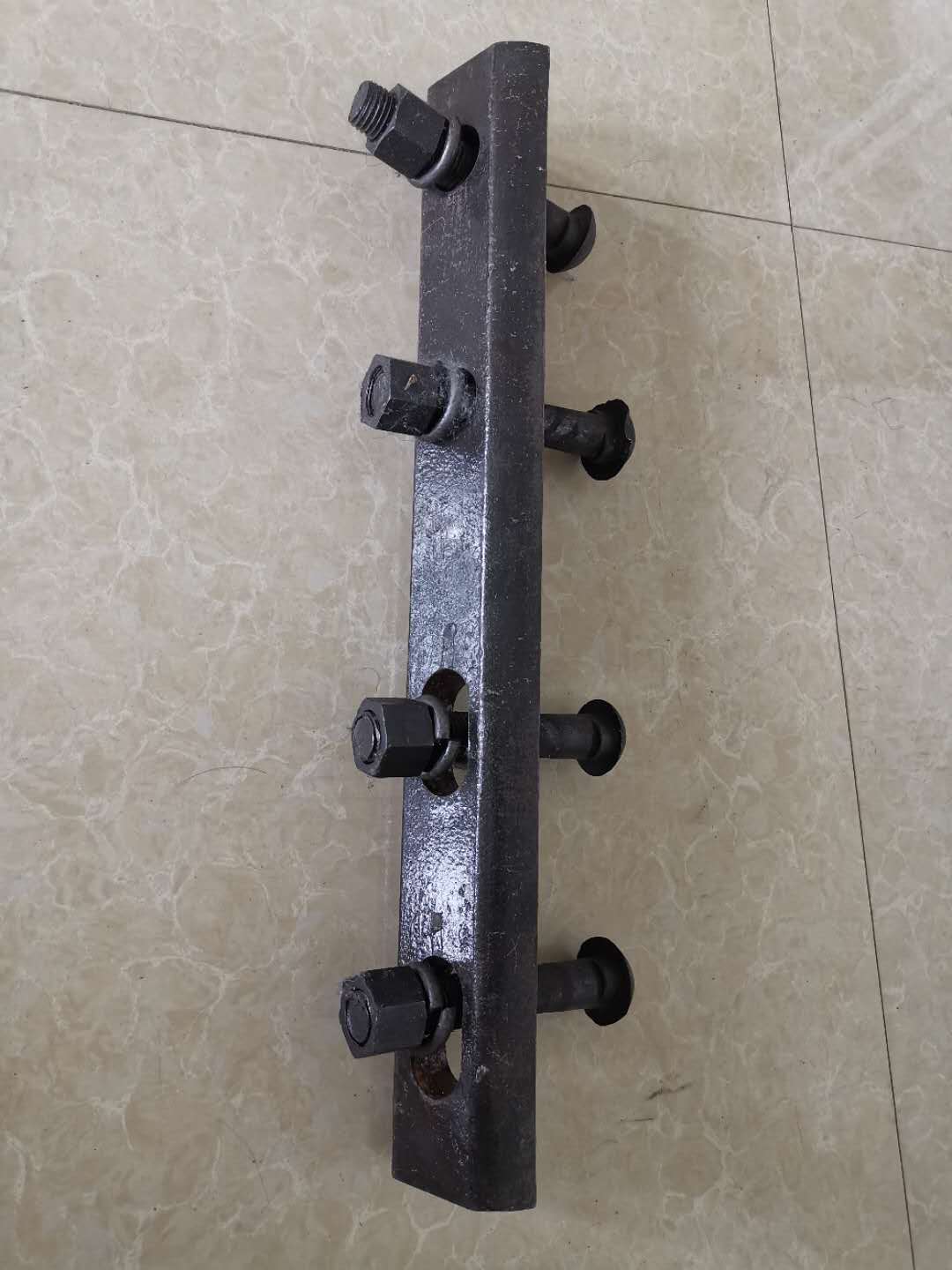 PHỤ KIỆN THÉP RAY